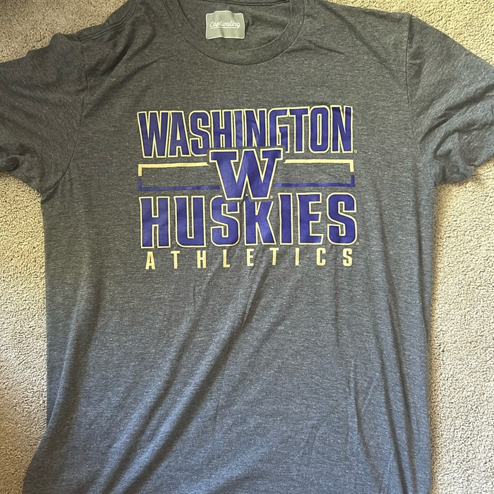 Washington Huskies Tee Shirt. Medium